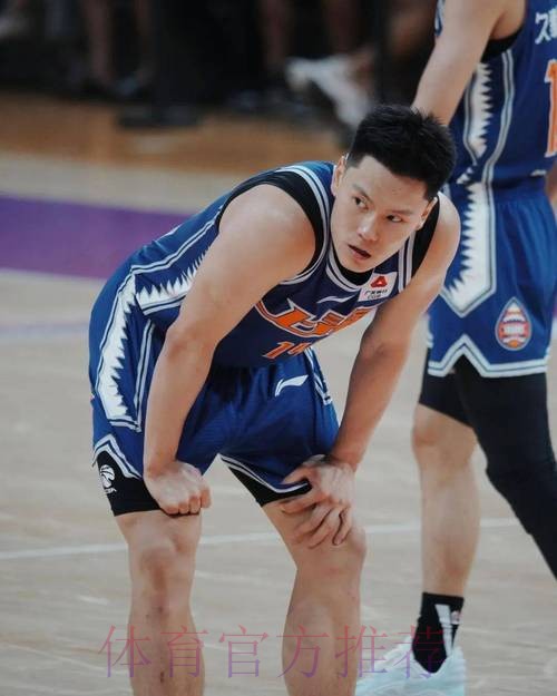 李弘权半场投篮6中3，得到8分3篮板2助攻1抢断